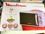 une boîte posée sur une table, sur laquelle se trouve un micro-ondes