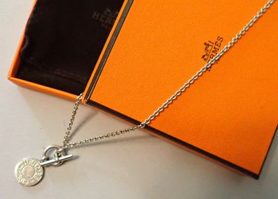 Collier Hermès « Zodiac » présenté dans un coffret orné d'une clé