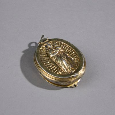 une image représentant un cadenas en or orné d'une femme