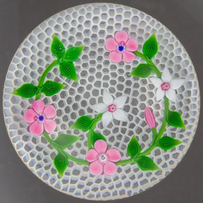 Baccarat. Presse-papiers « Couronne de fleurs », signé et da…