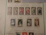 une photo d'une collection de timbres sur une table