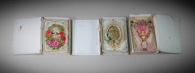 quatre petites cartes sur lesquelles figurent des images de femmes et de fleurs