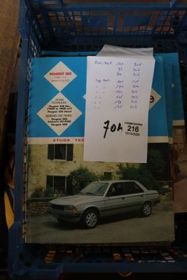une photo d'une voiture dans une caisse, avec une étiquette de prix dessus