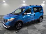 la camionnette bleue est garée sur le sol en damier d'un garage