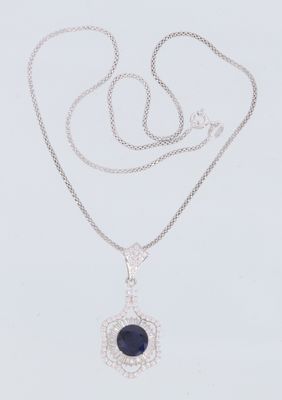 un collier en or blanc orné d'une pierre bleue entourée de diamants