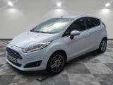 une ford fiesta blanche garée sur un carrelage à carreaux