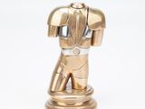 une statue en or représentant un homme portant un casque