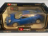 une petite voiture bleue dans une boîte posée sur une table