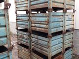 une pile de caisses bleues posées devant un immeuble