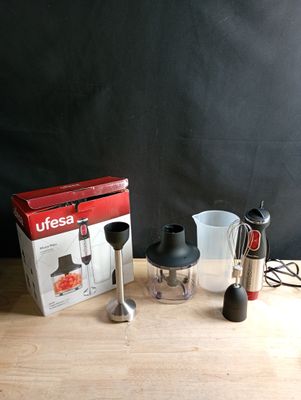 une boîte contenant un mixeur et un mixeur posé sur une table