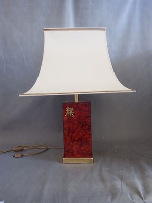 une lampe rouge munie d'un abat-jour blanc