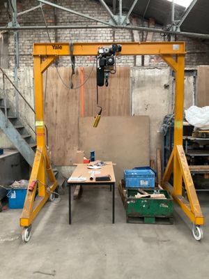 une photo d'une pièce dans laquelle se trouvent une table et une grue
