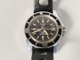 une montre posée sur un bracelet en cuir noir