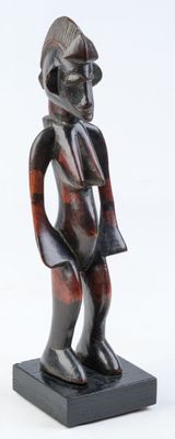 statue d'un homme coiffé d'un chapeau, debout sur un socle noir