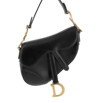 le sac Saddle de Dior en cuir noir avec des finitions dorées