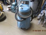 un aspirateur bleu posé par terre