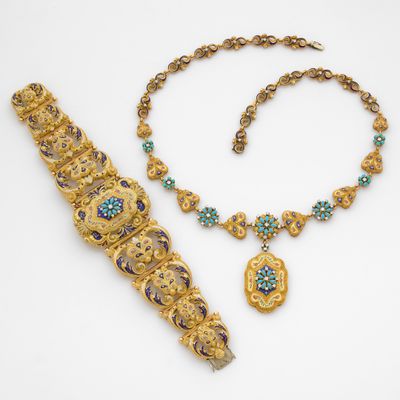 un ensemble composé d'un collier et d'un bracelet en or, sertis de pierres bleues et vertes