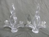 une paire de bougeoirs en verre transparent sur fond gris