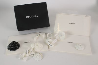une boîte noire et blanche contenant un bouquet de fleurs