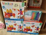 trois boîtes de Blockaroo sont empilées les unes sur les autres