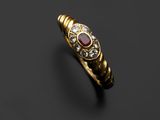 une bague en or avec un rubis et des diamants