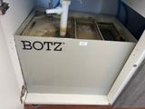 une photo du dessous d'un meuble de cuisine dans lequel se trouve un trou
