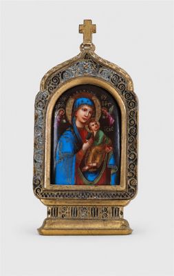 statue de la Vierge à l'Enfant dans un cadre doré orné d'une croix