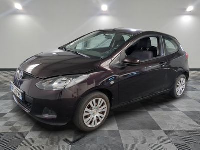 la photo d'une voiture garée dans un garage