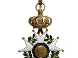 Gros plan sur une médaille surmontée d'une couronne