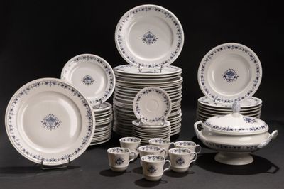 un grand nombre d'assiettes et de tasses posées sur une table