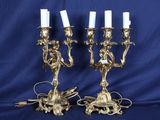 paire de chandeliers anciens en laiton ornés de fleurs et de bougies
