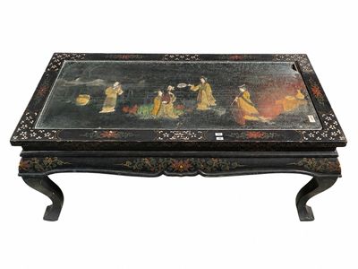 CHINE. Table basse de salon à décor d'incrustations de pierr…