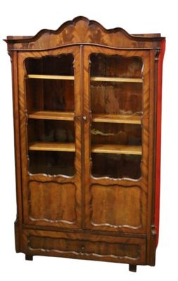 une photo d'une bibliothèque en bois avec des portes vitrées et des étagères