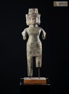 une statue de femme avec un chapeau sur la tête