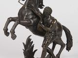 statue représentant un homme à cheval, avec un autre homme assis derrière lui