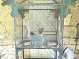 une petite cage à oiseaux avec un oiseau à l'intérieur