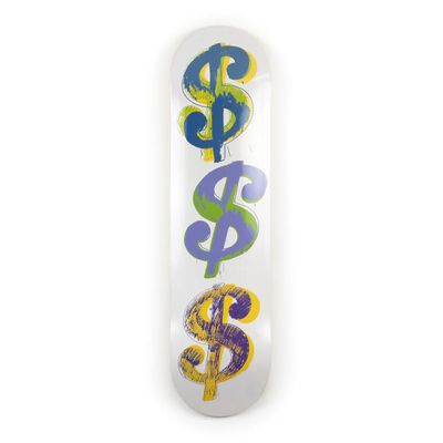 Il y a un signe « $ » peint sur le côté du skateboard.