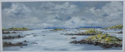 une peinture à l'huile représentant une vue sur un plan d'eau avec des montagnes au loin