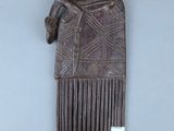 porte-monnaie en cuir marron orné de franges et d'une étiquette