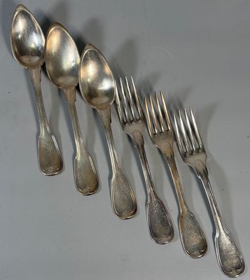 cinq cuillères en argent et six cuillères en argent sur une table