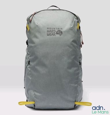 un gros plan d'un sac à dos sur fond blanc