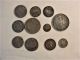 un lot de pièces de monnaie posées sur une table