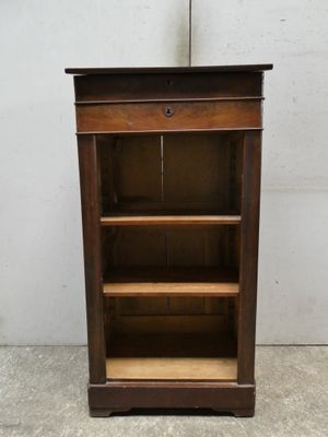 une vieille bibliothèque en bois surmontée de trois étagères