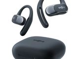 un gros plan sur un casque audio avec son étui