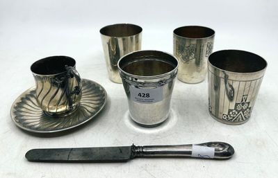 quatre tasses et une cuillère posées sur une table