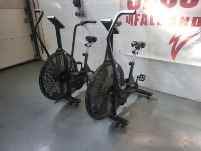 deux vélos garés dans un garage