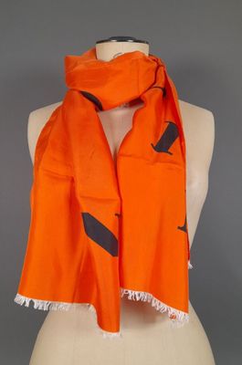 PIERRE CARDIN, PARIS. Écharpe frangée en twill de soie orang…