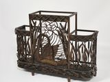 une cage métallique dans laquelle se trouve un oiseau