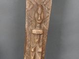 une tête de pharaon sculptée dans la pierre, datant de l'Égypte antique