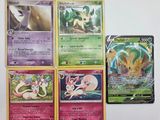 plusieurs cartes de pokémon sont alignées sur une surface blanche